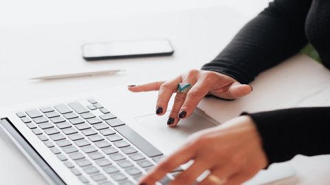 跨境物流企業(yè)的核心利益在于提高物流效率和降低物流成本。